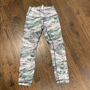 Like new lululemon wonder under crop size 6